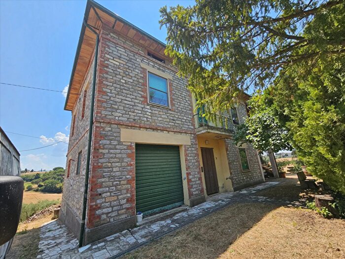 Casa con 12 locali in vendita in Castiglione Del Lago