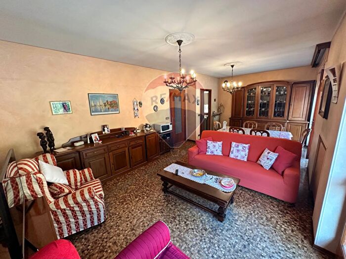 Casa con 12 locali in vendita in Via Roma, Casapinta