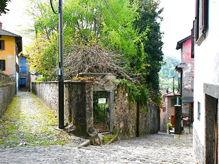Appartamento quadrilocale in vendita in Via Piana, Faggeto Lario