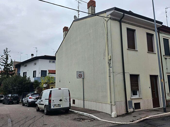 Casa con 5 locali in vendita in Via Salieri, Verona