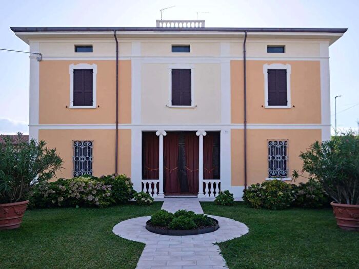 Casa con 9 locali in vendita in Sustinente