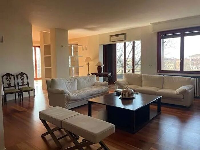 Appartamento con 8 locali in vendita in Viale F E G l Basetti Parma, Parma