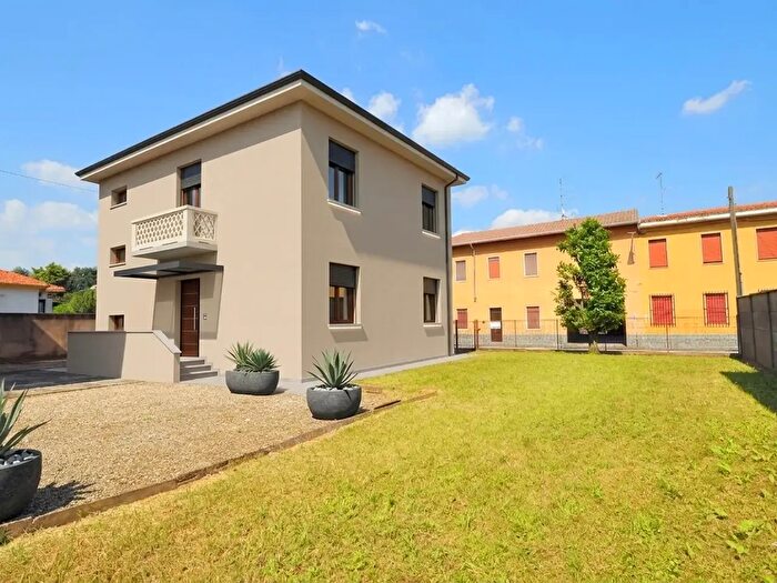 Casa con 5 locali in vendita in Inveruno