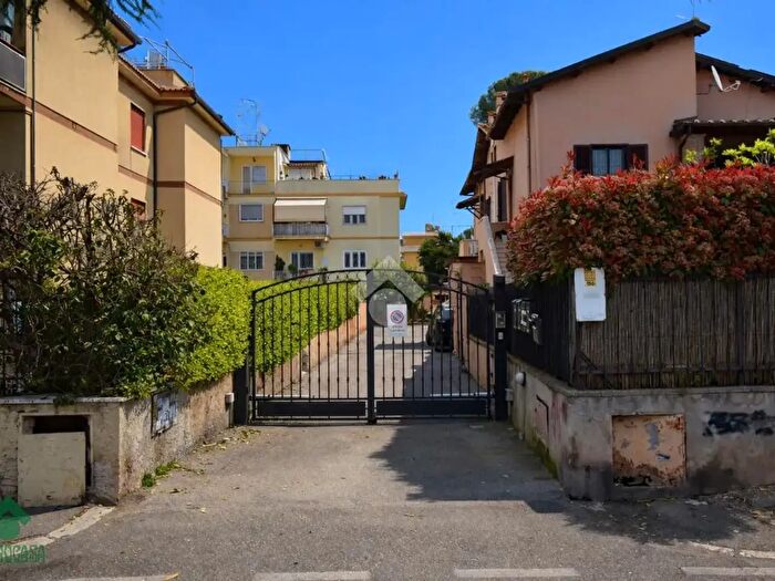 Appartamento trilocale in vendita in Via Taurianova, Roma