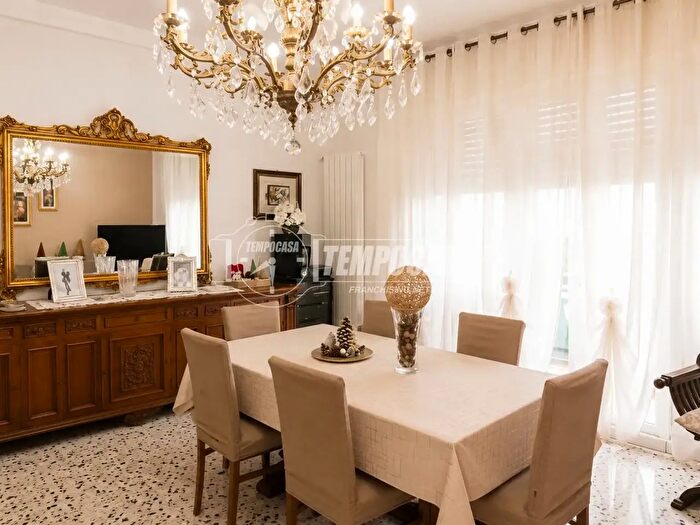 Appartamento quadrilocale in vendita in Via dManin, Cesano Maderno
