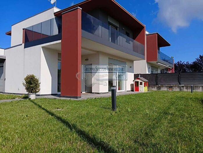 Casa quadrilocale in vendita in Oltrona Di San Mamette