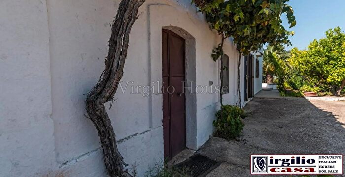 Casa con 6 locali in vendita in Contrada Grottone Ostuni, Ostuni