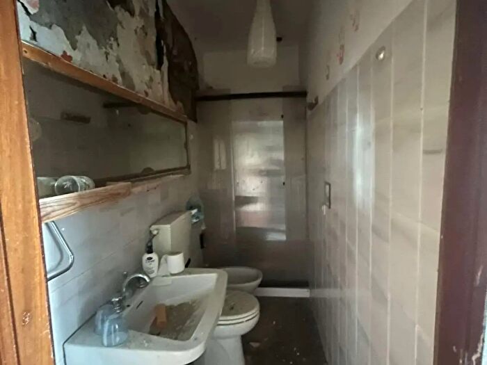 Casa con 8 locali in vendita in Montacuto