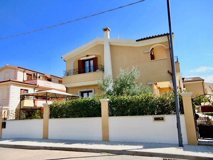 Casa con 7 locali in vendita in Via Ruinadas a, Olbia