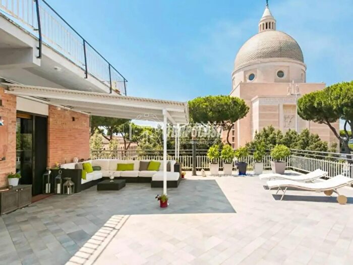 Appartamento con 7 locali in vendita in Viale dei Santi Pietro E Paolo, Roma