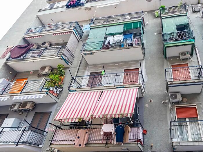 Appartamento trilocale in vendita in Via Giacomo Profumo, Napoli