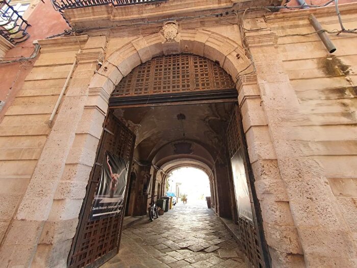 Appartamento trilocale in vendita in Via Pompeo Picherali, Siracusa