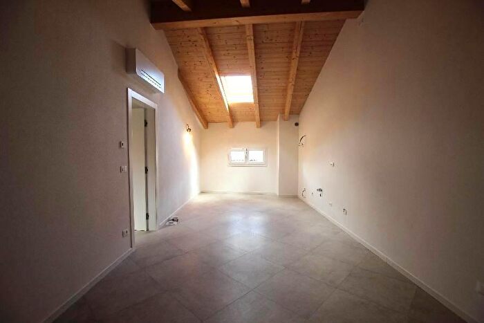 Appartamento trilocale in affitto in Via Ugo Bassi, Cento