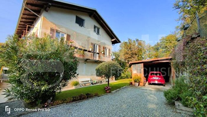 Casa con 10 locali in vendita in Strada Cantone Vindolo, Biella