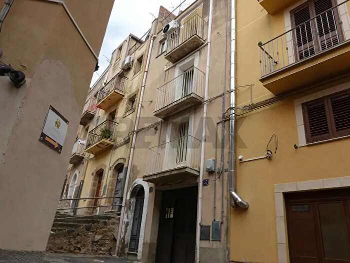 Casa quadrilocale in vendita in Via Pennavaia, Caltagirone