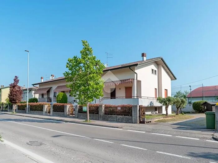 Casa trilocale in vendita in Via Federico di Saluzzo, Villafranca Di Verona