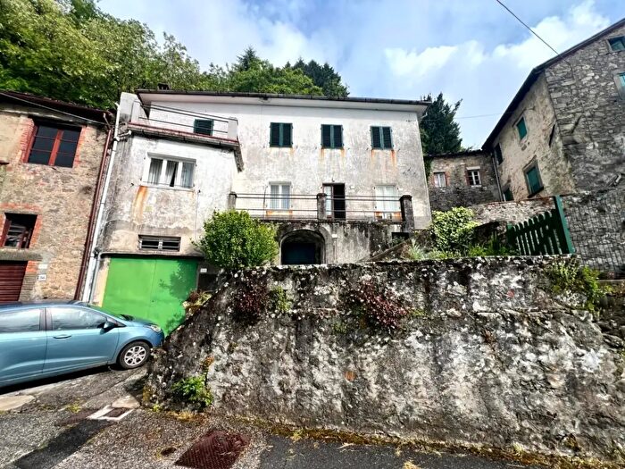 Appartamento con 7 locali in vendita in Pescaglia