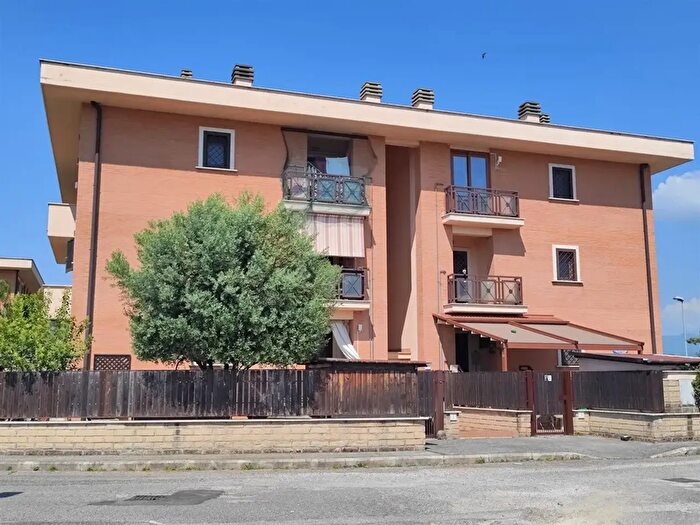Appartamento bilocale in vendita in Via Opi, Roma