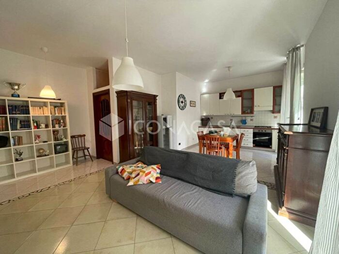 Appartamento trilocale in affitto in Via Solfatara, Pozzuoli Alta, Pozzuoli