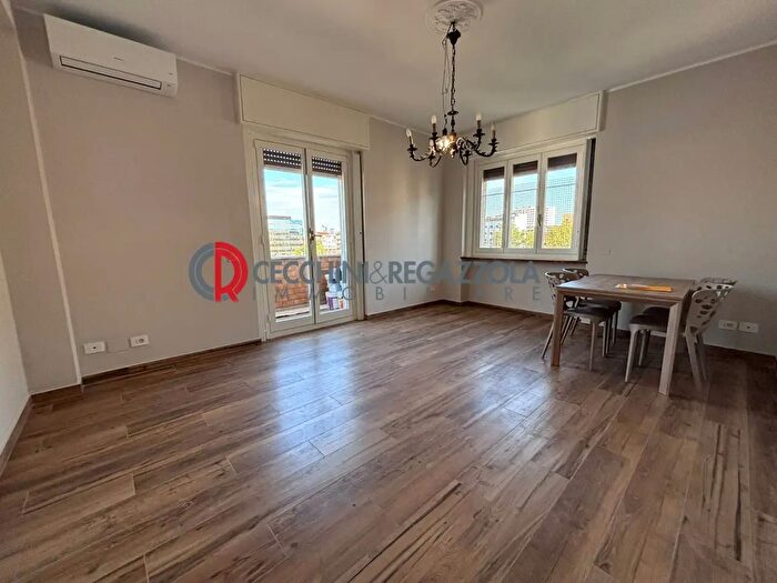 Appartamento trilocale in affitto in Via Savonarola, Milano