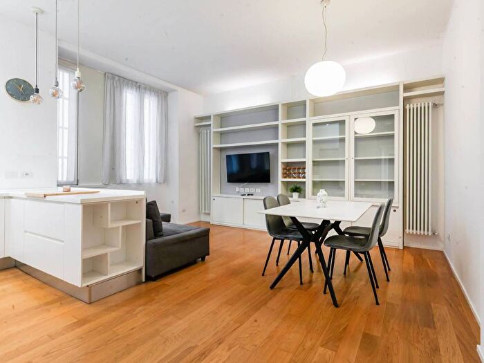 Appartamento trilocale in affitto in Via Federico Confalonieri, Isola, Milano