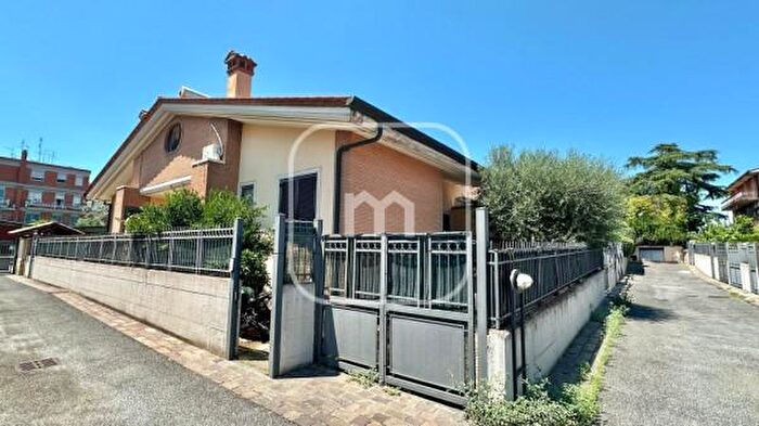 Casa con 6 locali in vendita in Via della Riserva Nuova, Roma