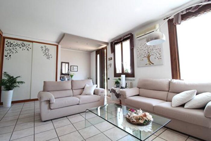 Casa con 6 locali in vendita in Piazza San Marco, Lonigo