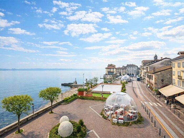 Appartamento trilocale in affitto in Via Poli, Centro, Arona