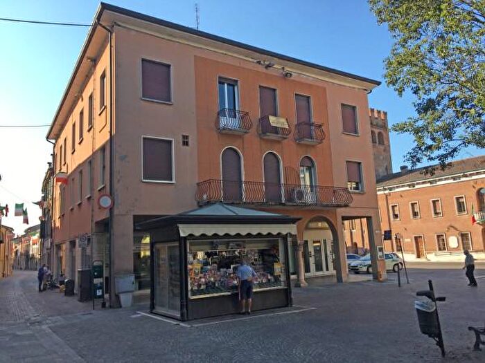 Appartamento con 5 locali in vendita in Piazza Giuseppe Garibaldi, Sermide e Felonica