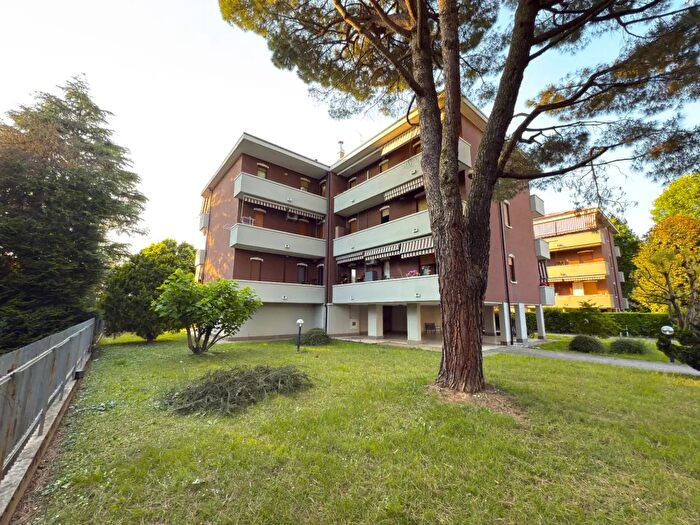 Appartamento quadrilocale in vendita in Via San Gregorio, Arcore