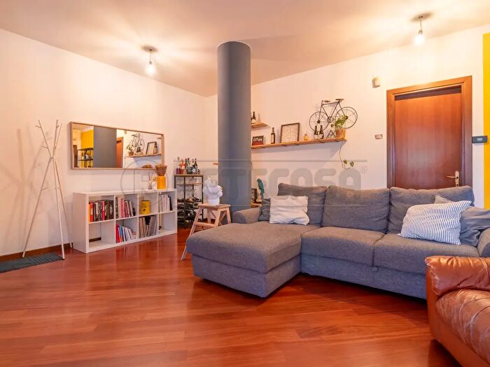 Appartamento con 6 locali in vendita in Via E Mattei, San Pietro In Gu