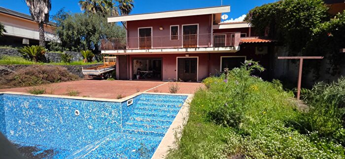 Casa con 7 locali in vendita in Aci Bonaccorsi