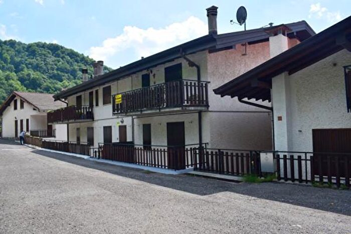 Appartamento trilocale in vendita in Via La Valle, Costa Di Serina