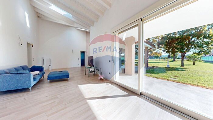 Casa con 6 locali in vendita in Abano Terme