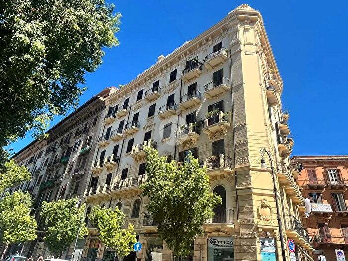 Appartamento con 6 locali in vendita in Via Roma, Palermo