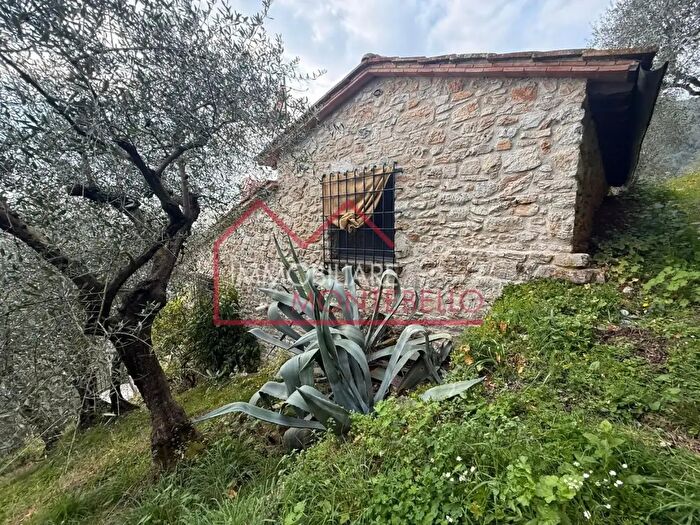 Casa quadrilocale in vendita in Ummonti Vecchia, Camaiore