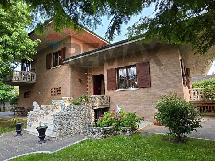 Casa con 7 locali in vendita in Via Gofredo Mamemli, Caldogno