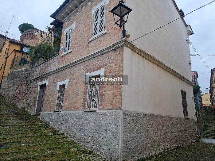 Casa con 6 locali in vendita in Jesi