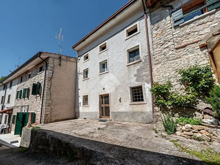 Casa con 6 locali in vendita in Contrada Volpi, Badia Calavena