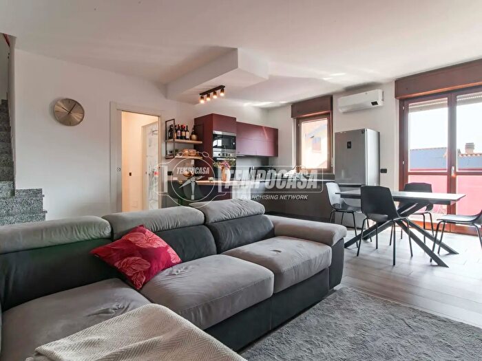 Appartamento trilocale in vendita in Via dei Fontanili, Marnate
