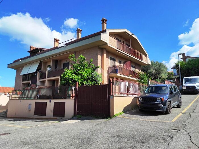 Appartamento trilocale in vendita in Vicolo Olivella, Albano Laziale