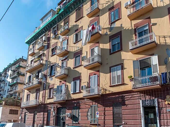 Appartamento quadrilocale in vendita in Via Padova, Napoli