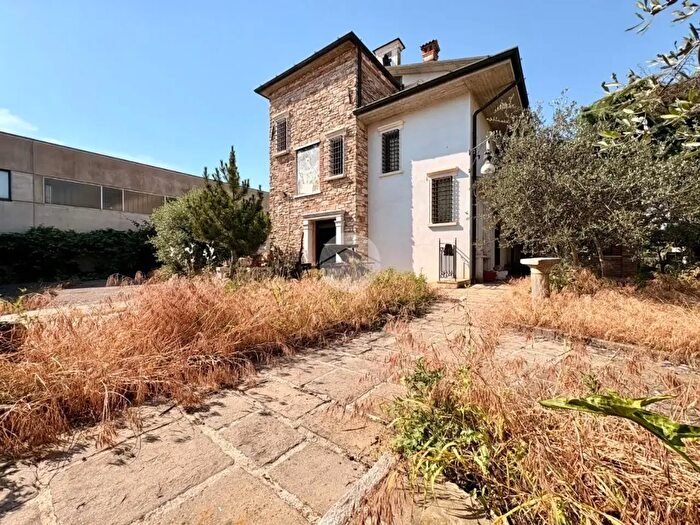 Casa con 8 locali in vendita in Via Picenengo, Sesto Ed Uniti