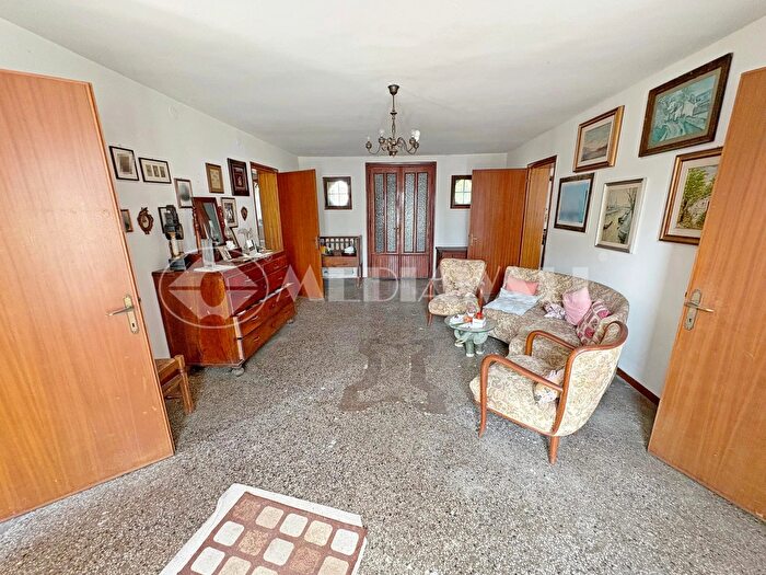 Casa con 12 locali in vendita in Prata Di Pordenone