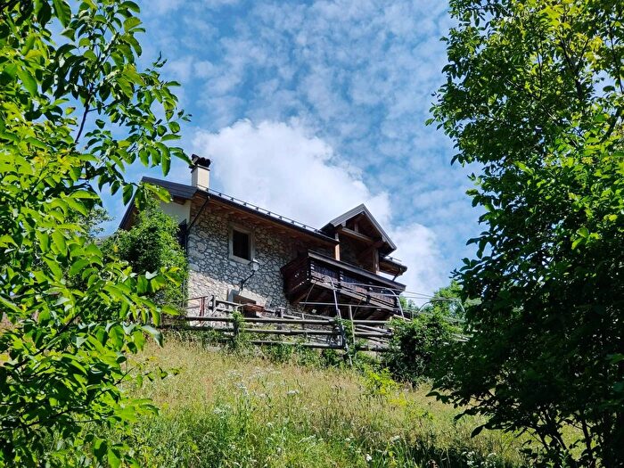 Casa con 7 locali in vendita in Località Chiutzuquin Dogna, Dogna