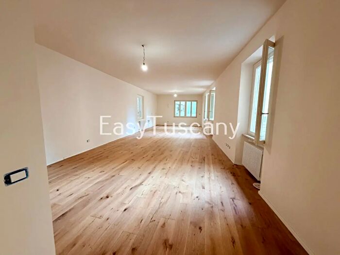 Appartamento con 5 locali in vendita in Via San Paolino, Lucca