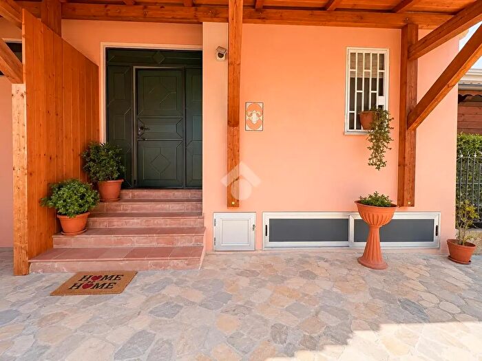 Casa quadrilocale in vendita in Via Carlo Goldoni, Mendicino