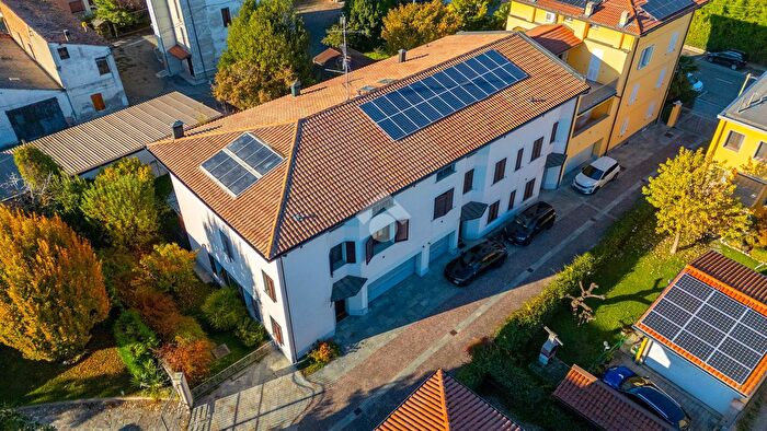 Casa con 8 locali in vendita in Via Roma, SantIlario DEnza