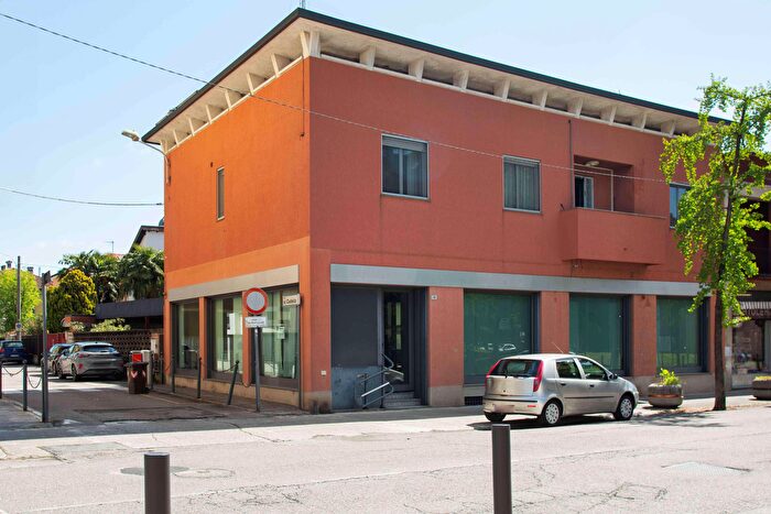 Casa con 9 locali in vendita in Via Roma, Locate Di Triulzi