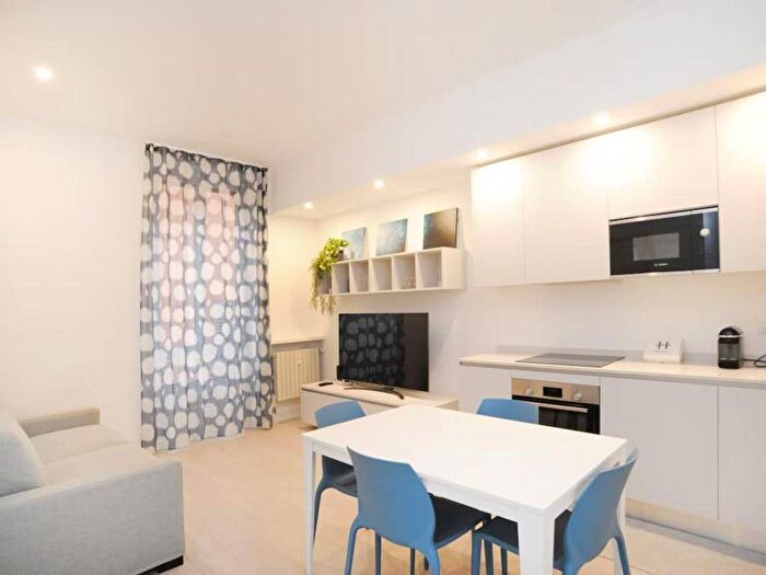 Appartamento trilocale in affitto in Via Lanzone, SantAmbrogio, Milano